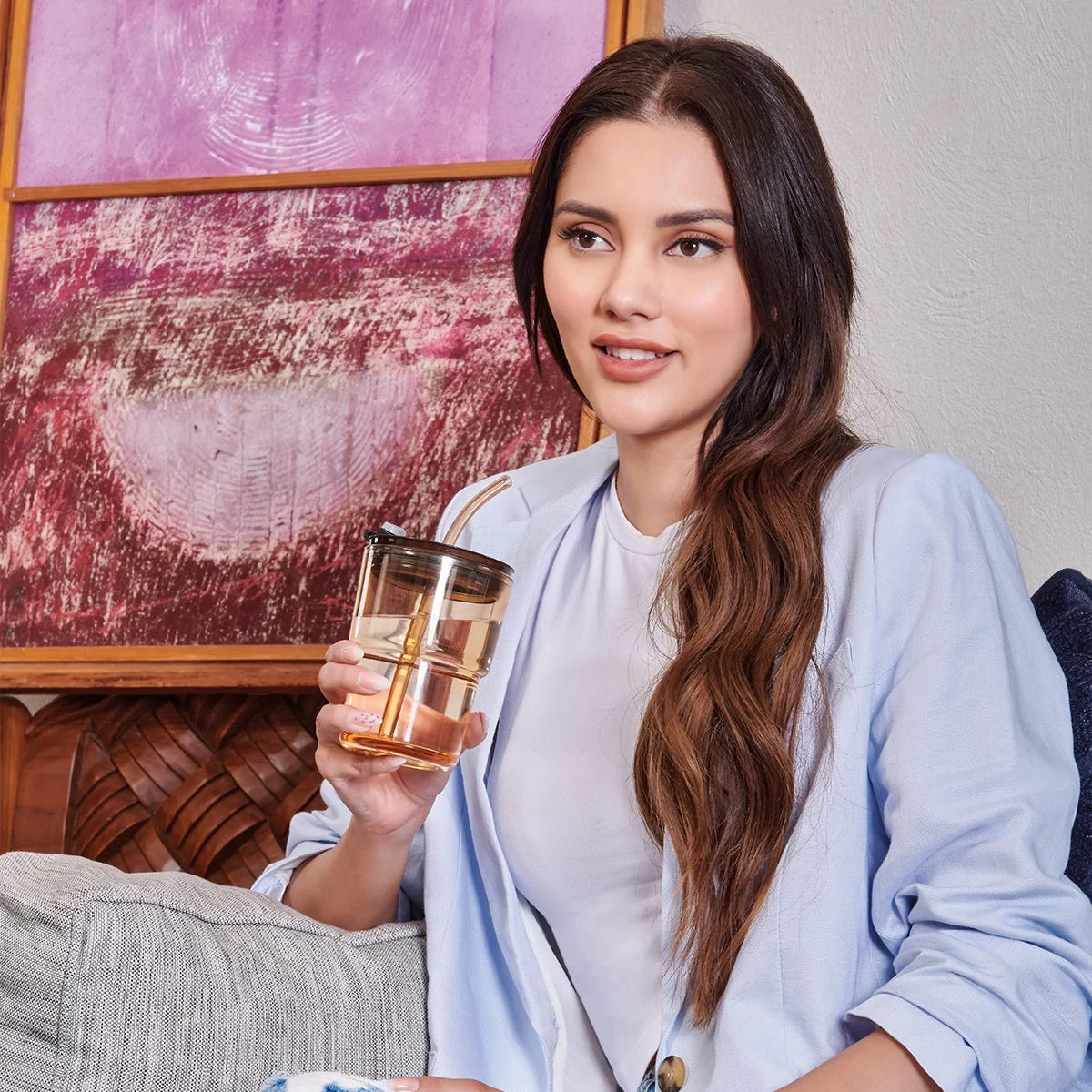 Vaso de vidrio con sobretapa y popote de plástico