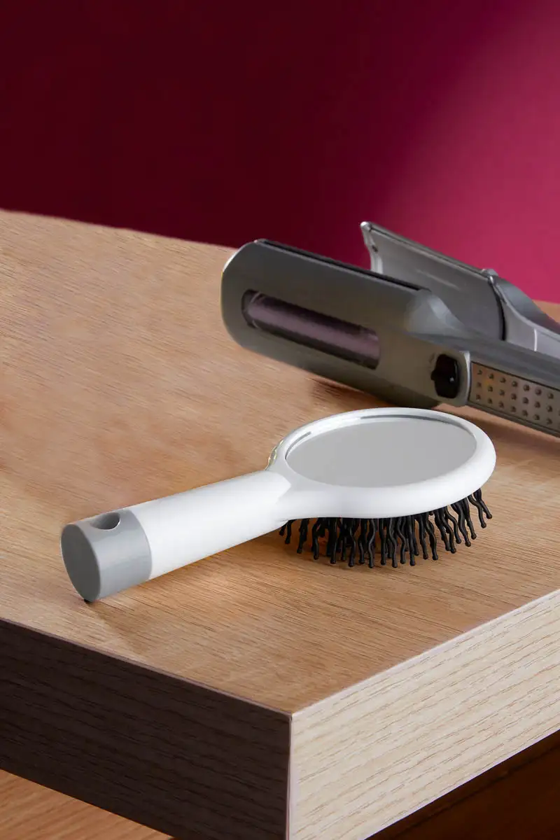 2. Cepillo anti-frizz con espejo integrado.