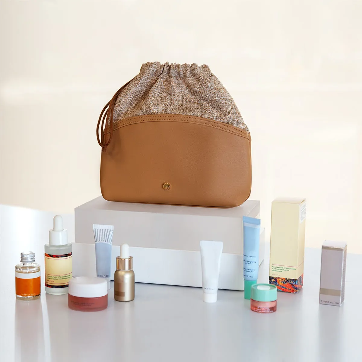 Organizador de maquillaje con apertura mediante jareta.