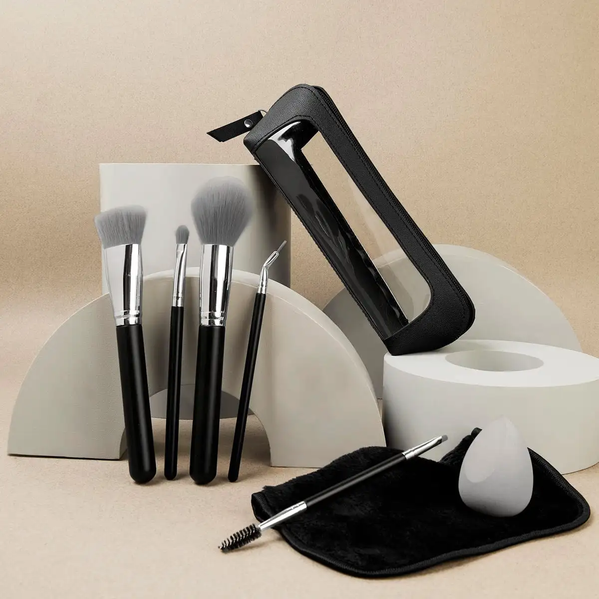 2. Set de maquillaje con siete accesorios y estuche.