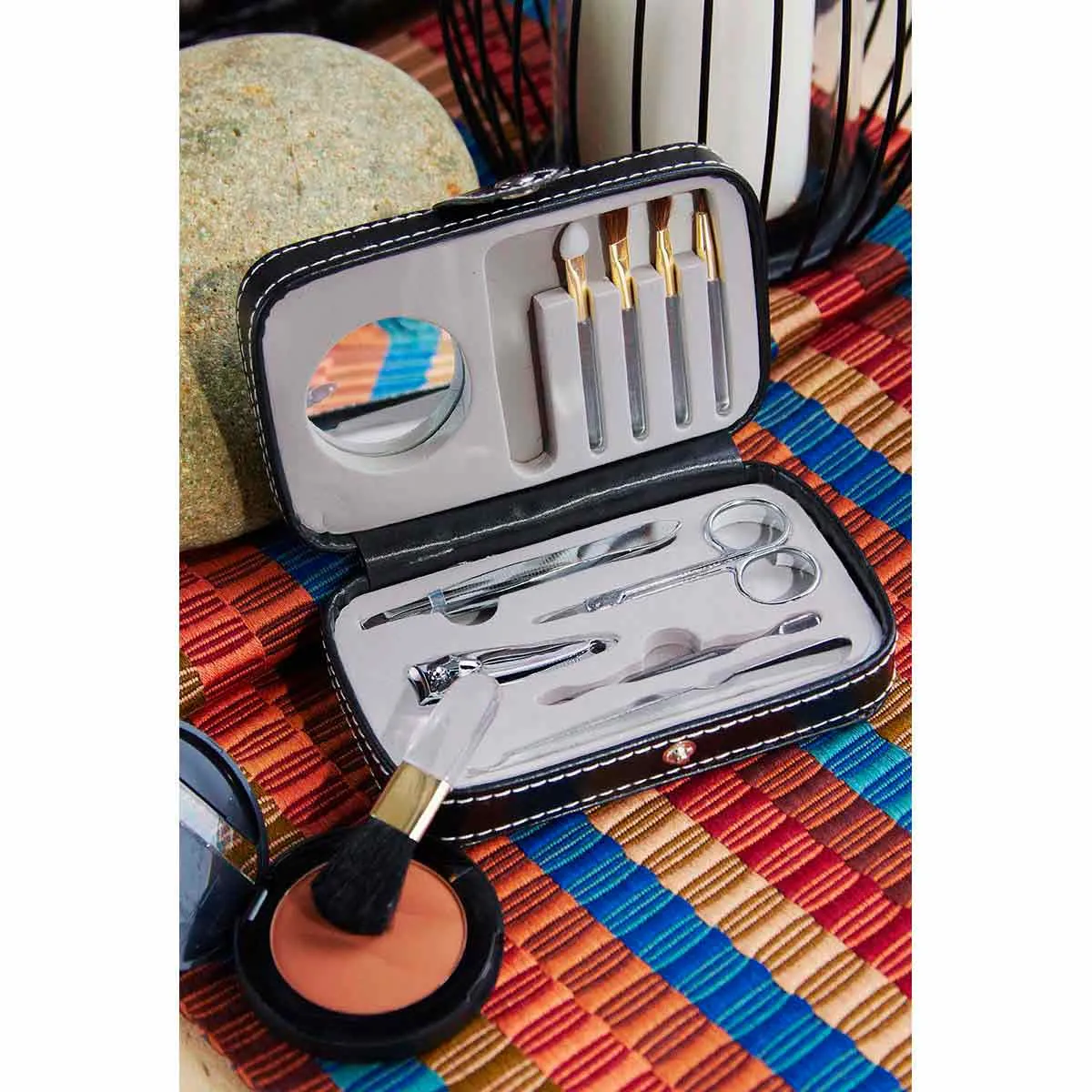 3. Set de belleza con cortauñas lima y brochas.