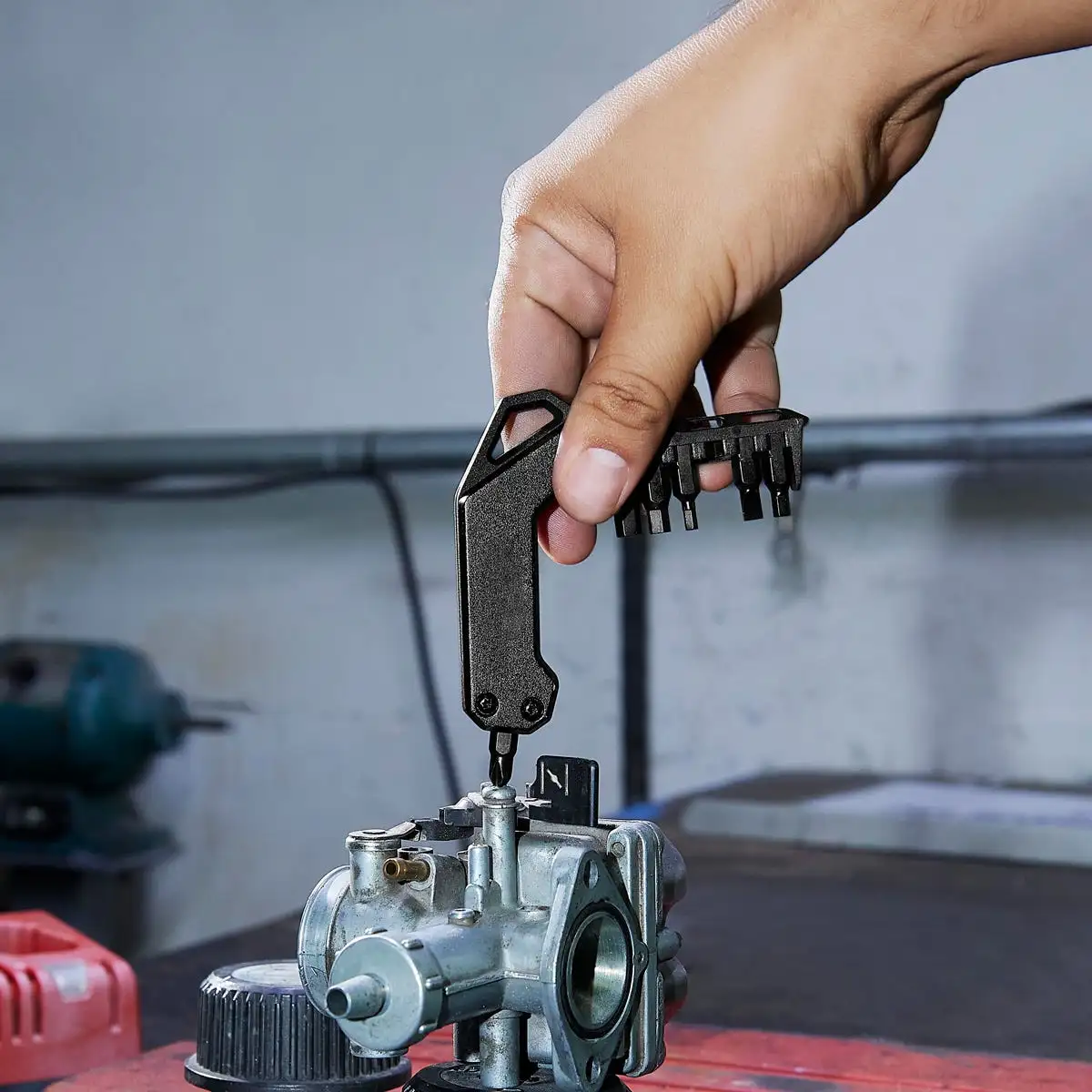 2. Herramienta plegable con puntas intercambiables.