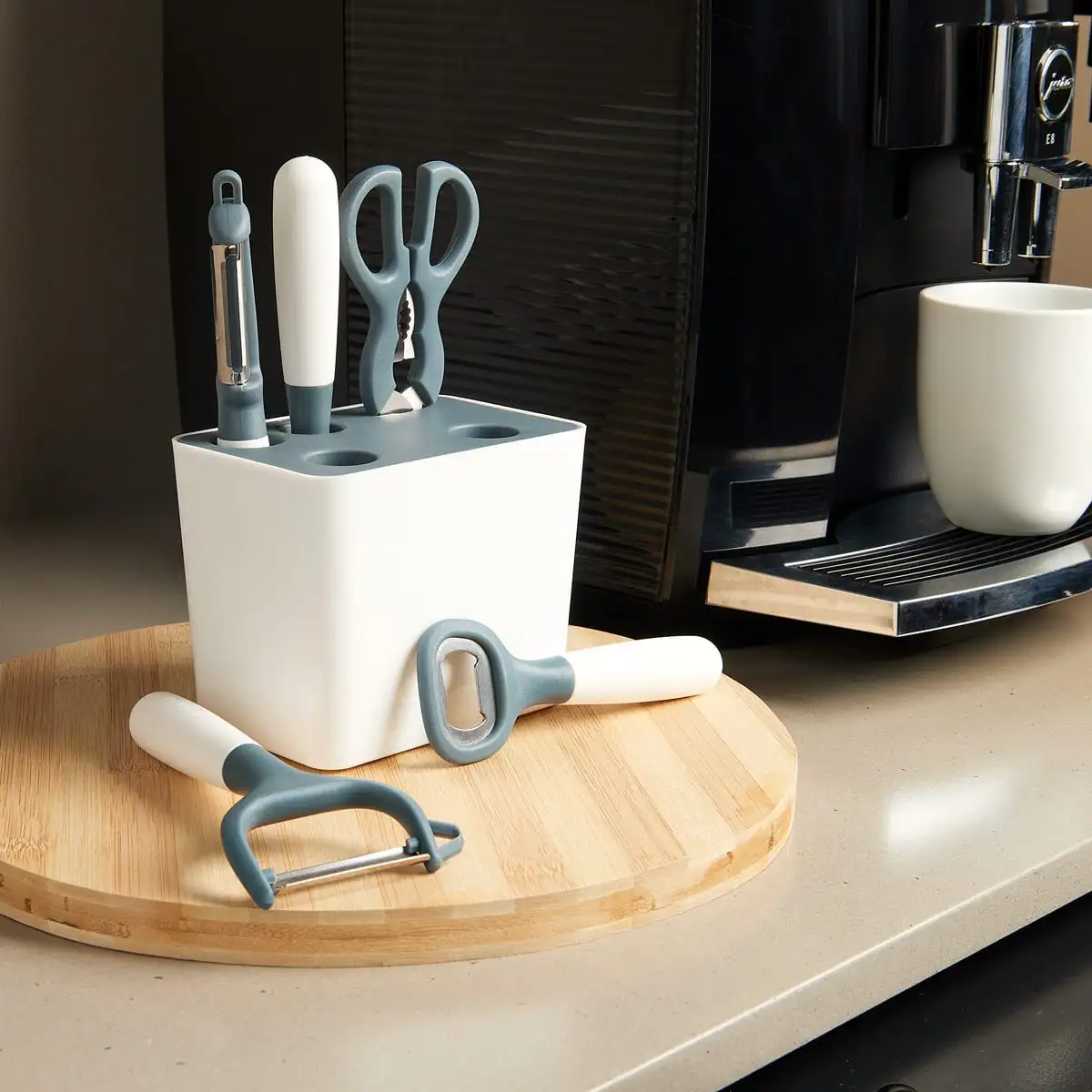 2. Organizador de utensilios de cocina con cinco accesorios.