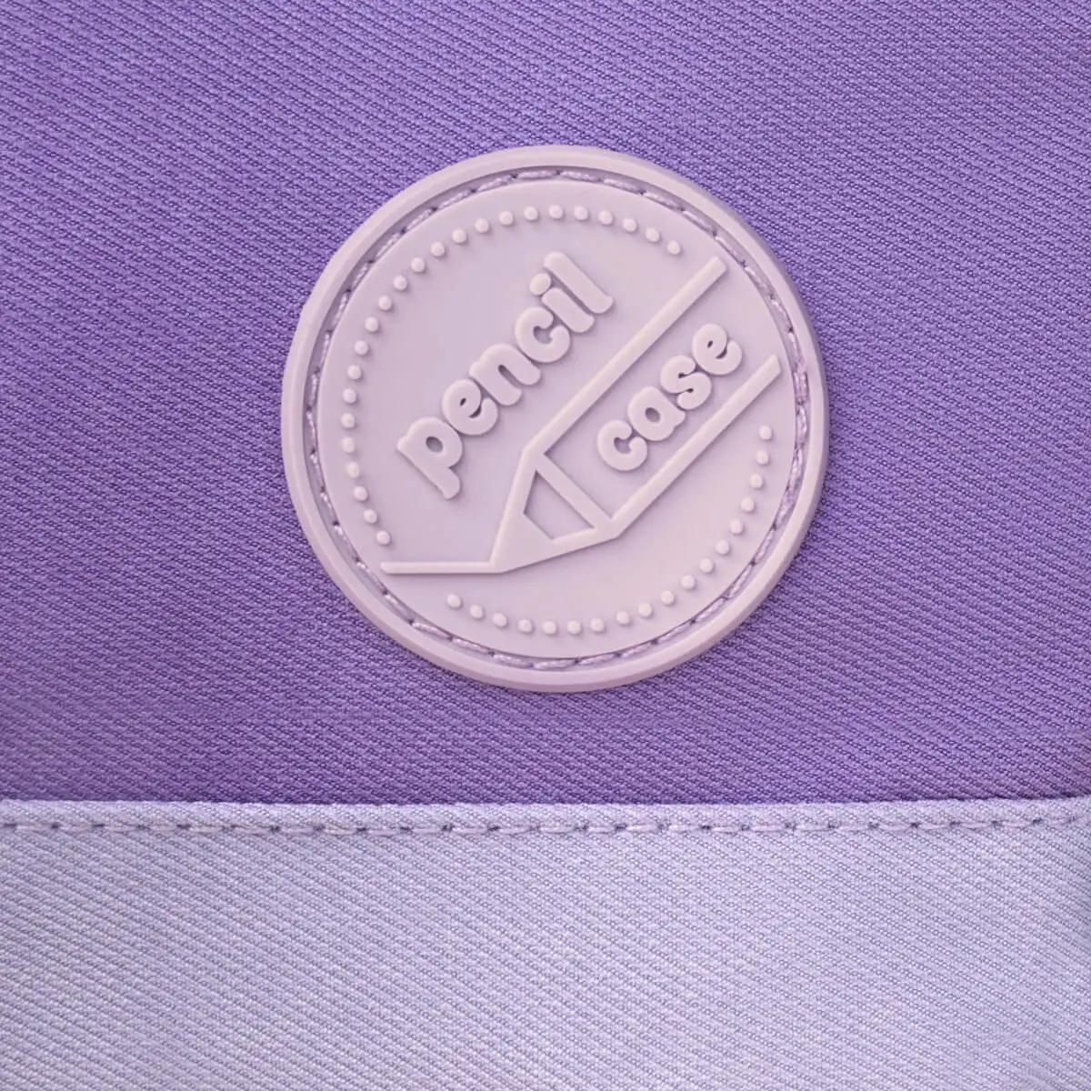 Estuche escolar con cierre promocional.