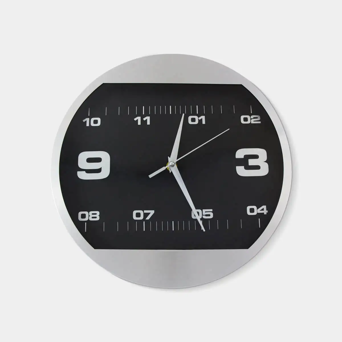 3. Reloj de pared para empresas con grabado láser.