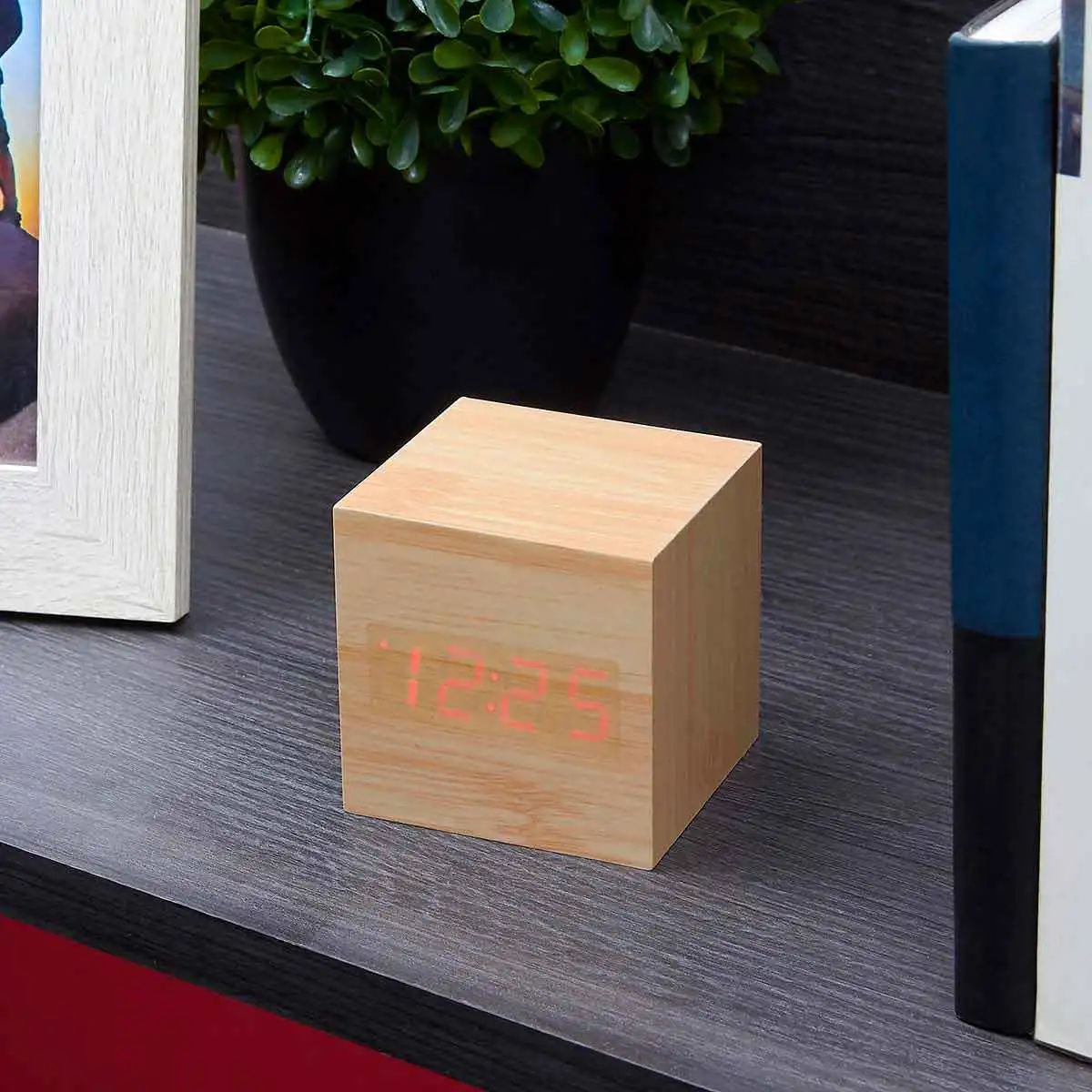 2. Reloj digital de madera para oficinas modernas.