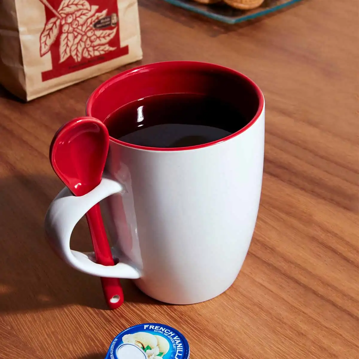 3. Taza MOFFY de cerámica con exterior blanco.