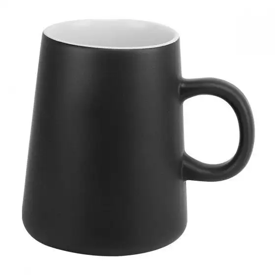 2. Taza de cerámica mate con exterior de color.