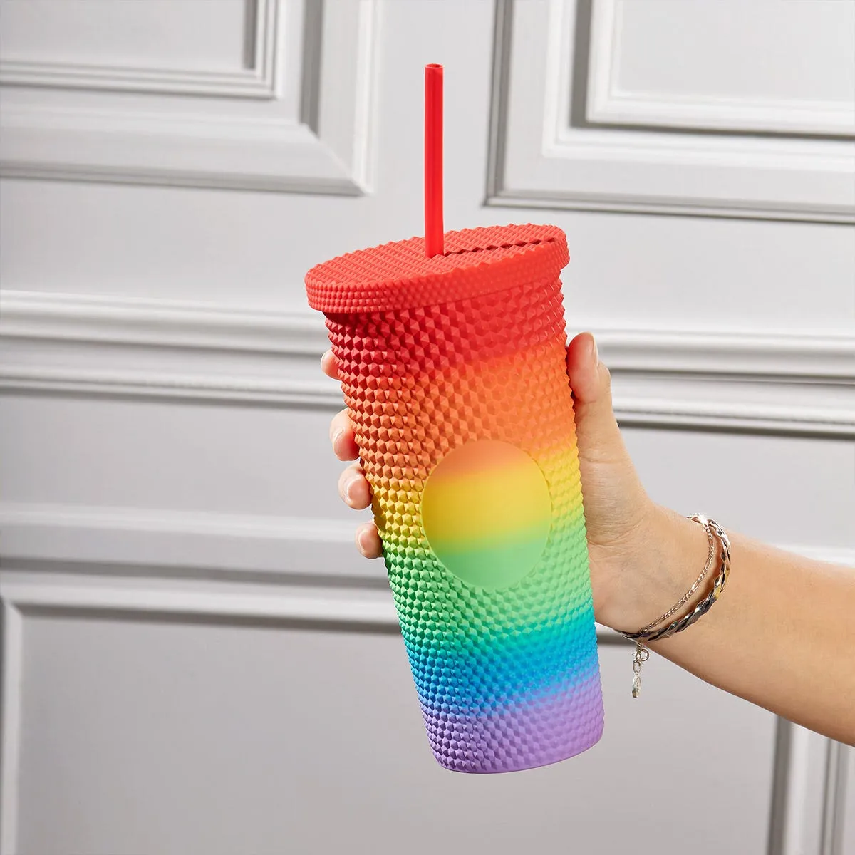 2. Vaso texturizado de plástico de 665 ml con popote.