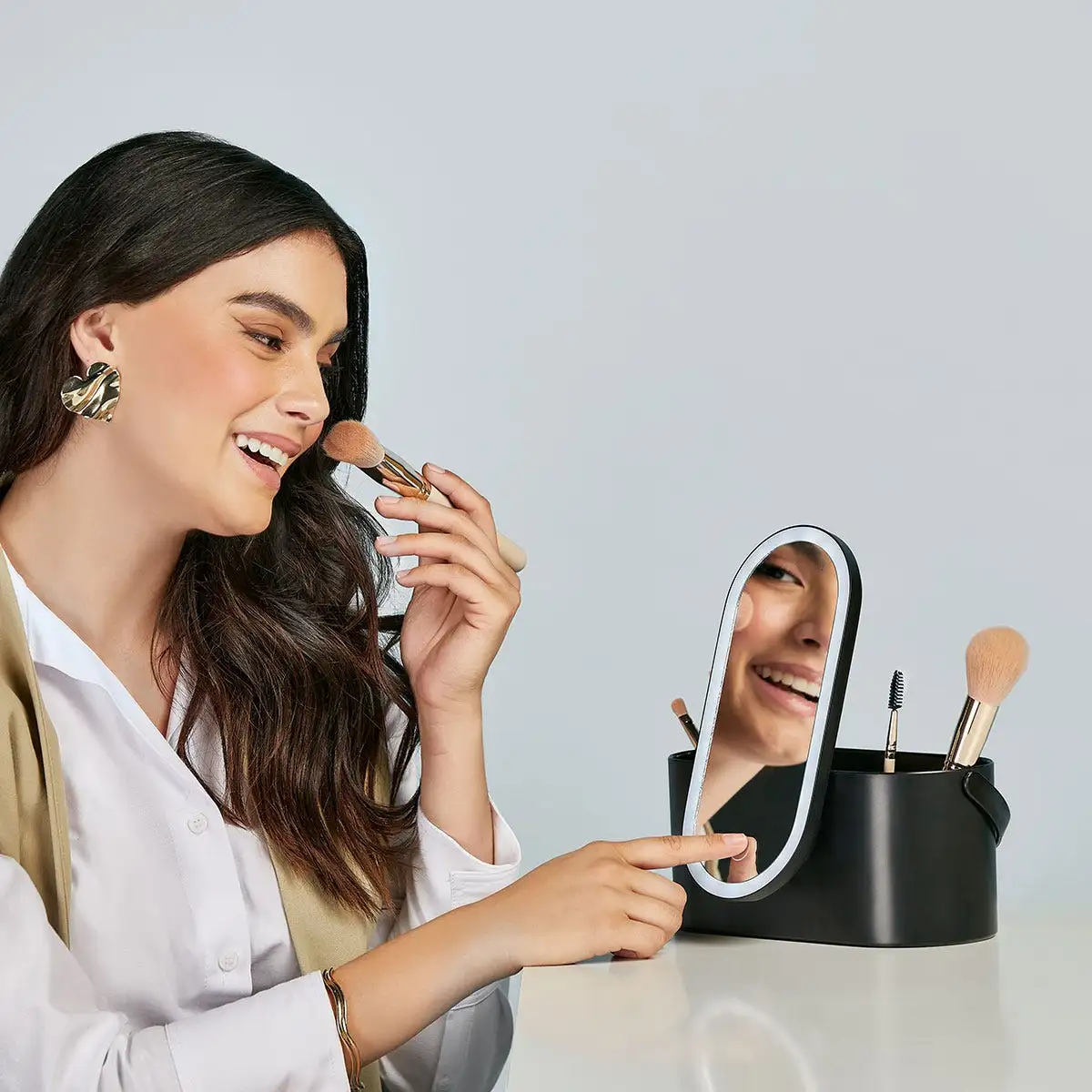 2. Organizador de cosméticos con espejo recargable USB-C.